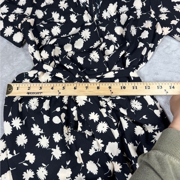 Ann Taylor Factory Black Cream Floral A line Short Sleeve Surplice Dress Size 2 - Picture 10 of 16
